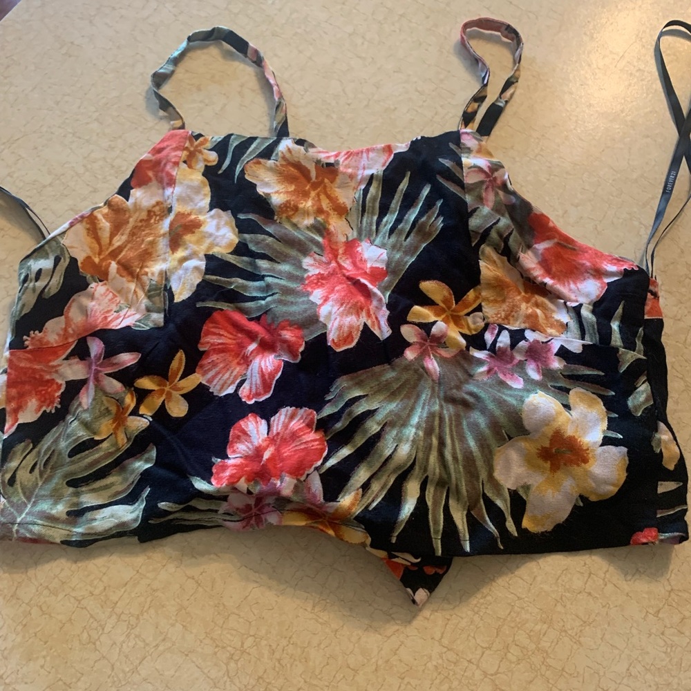 Really Cute two piece Hawaiian print set